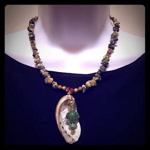 Women's fashion shell necklace with jade